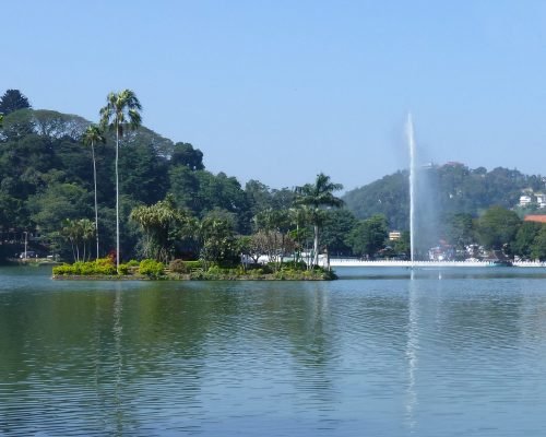 Kandy_Lake-Sri_Lanka_(2)